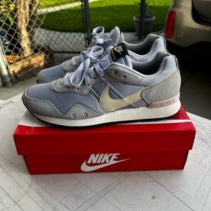 Nike Venture Runners shoes